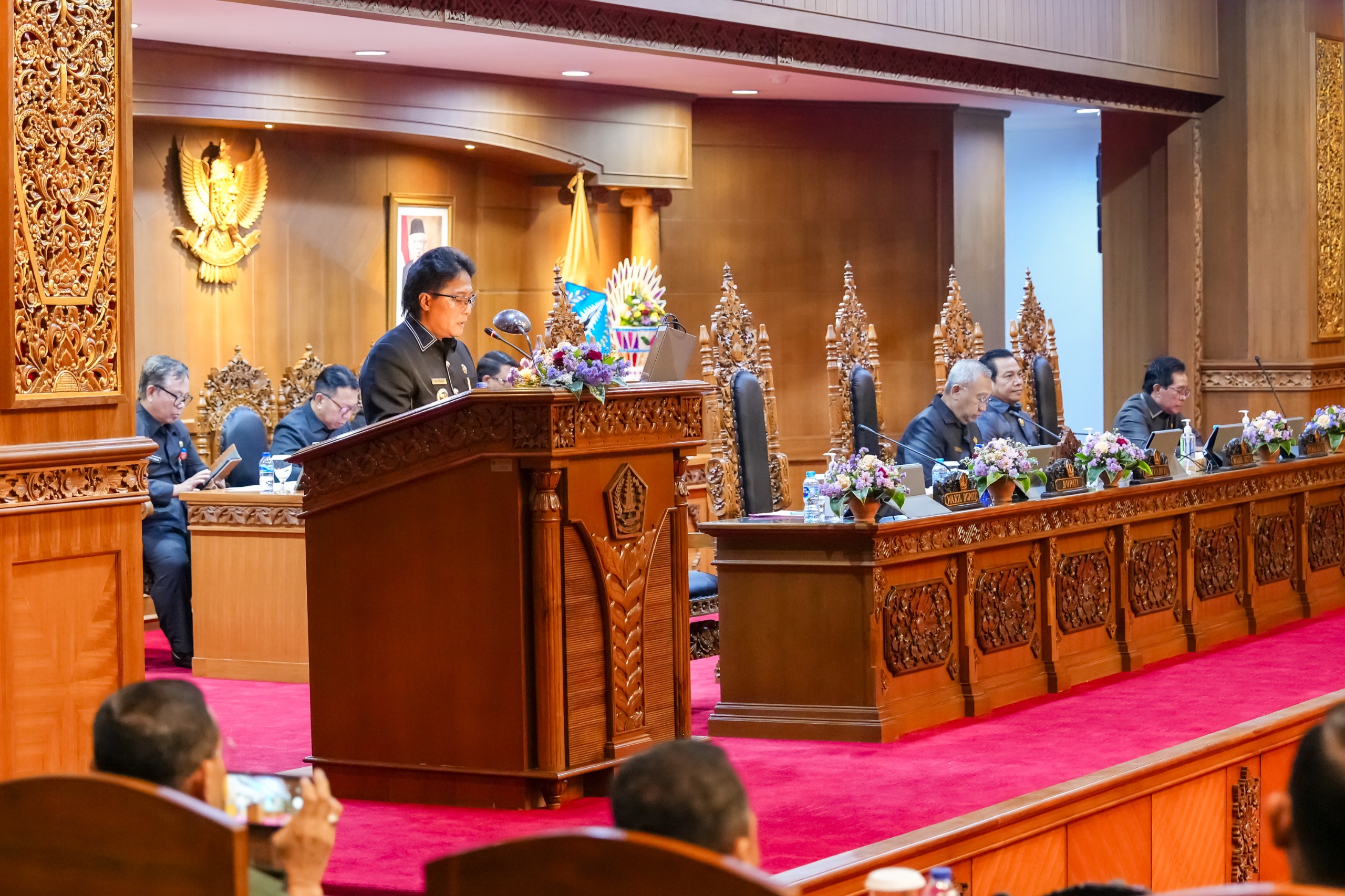 SIDANG PARIPURNA: Bupati Giri Prasta saat penutupan Rapat Paripurna Masa Sidang Kedua DPRD Kabupaten Badung Tahun 2024 di Ruang Rapat Sidang Utama Gosana, Gedung DPRD Badung, Puspem Badung, Selasa (16