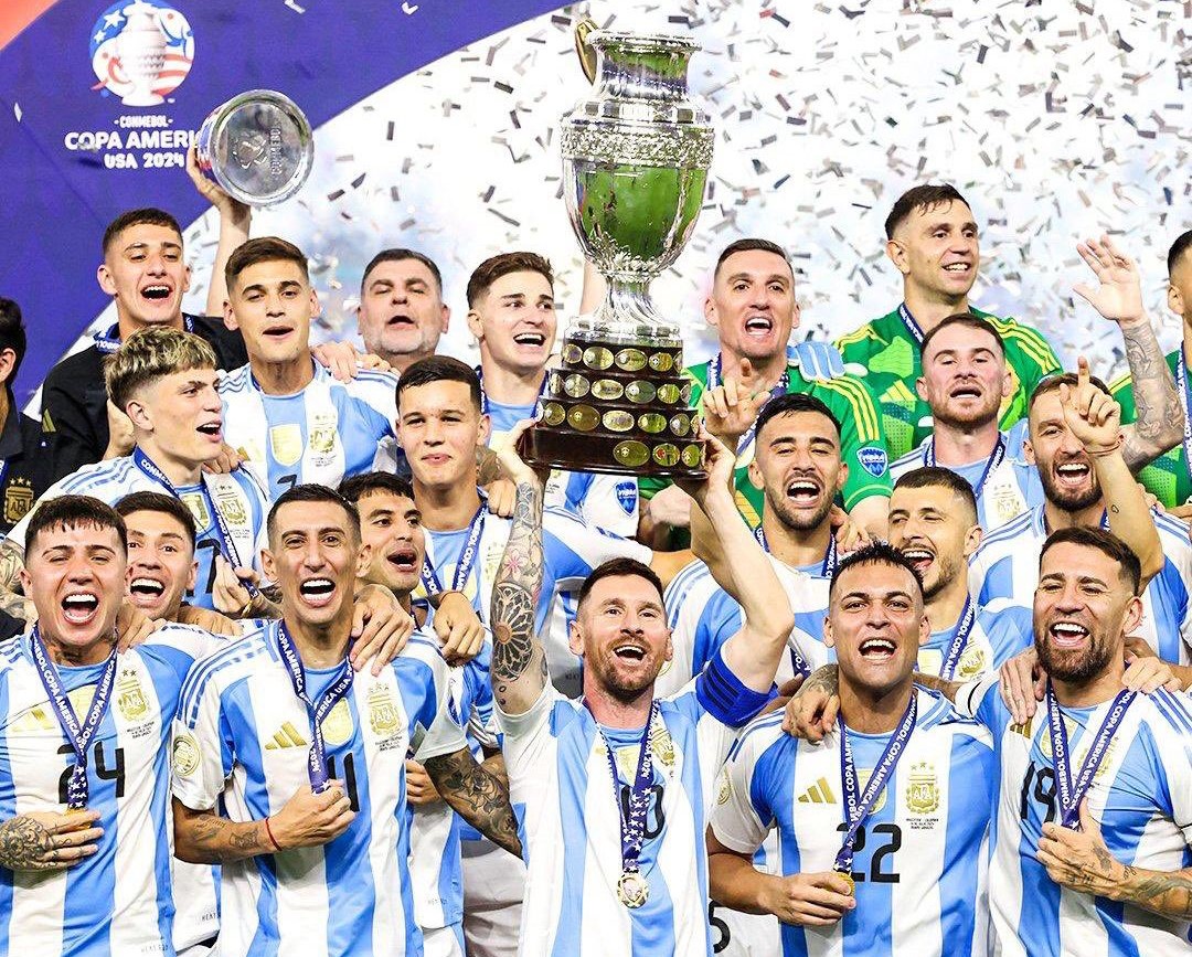 TERKUAT: Striker Timnas Argentina Lionel Messi (memegang piala) dan pemain lainnya saat merayakan sebaagai juara Copa America 2024.