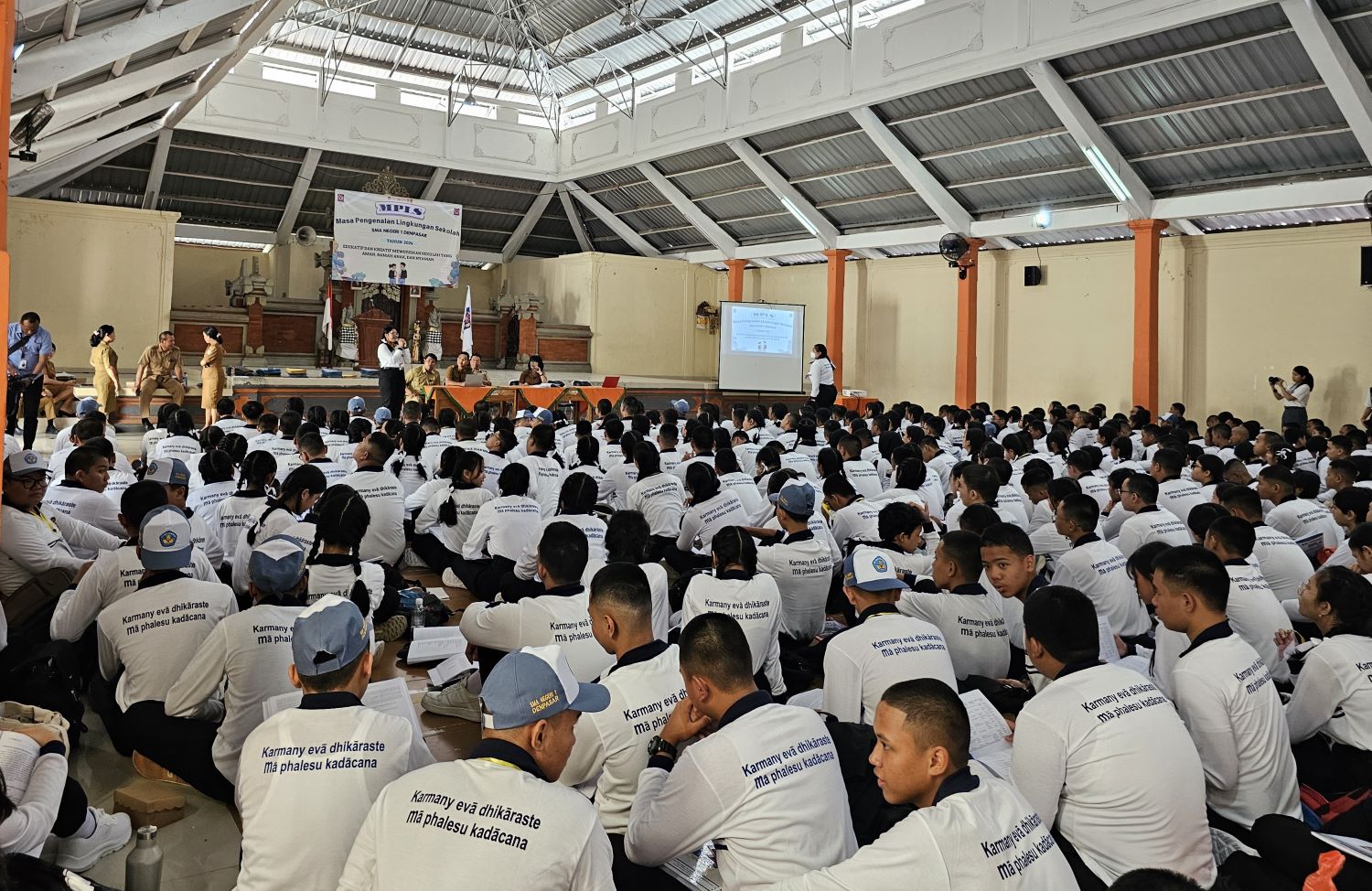 SEJUK: Suasana MPLS (Masa Pengenalan Lingkungan Sekolah) di SMAN 1 Denpasar Senin(15/7/2024)