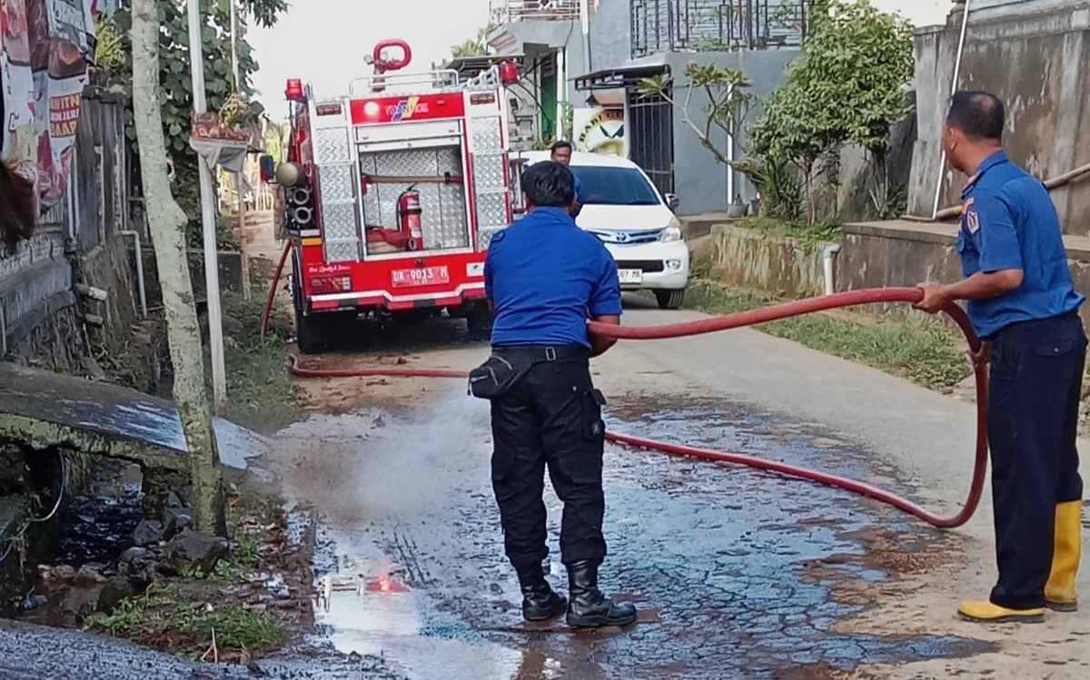 PUSING URUSAN DEBU : Damkar Klungkung menyemprot debu jalanan. (Foto: Damkar Klungkung)
