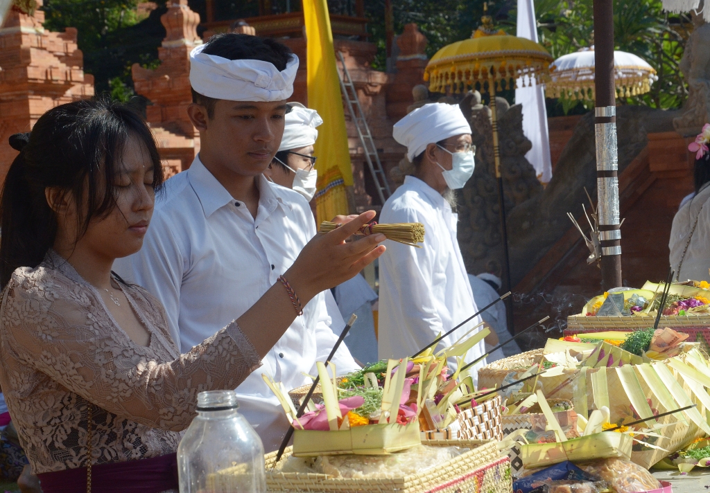 SEMBAHYANG: Umat Hindu bersembahyang di Pura Desa maupun di Pura Agung Jagatnata pada Hari Raya Pagerwesi, Rabu 17 Juli 2024