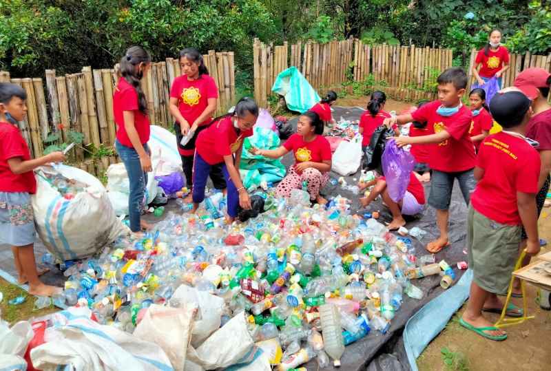 MEMANFAATKAN LIMBAH : AKhirnya berbuah Kalpataru. . (Foto: Dinas Kominfosanti Buleleng)