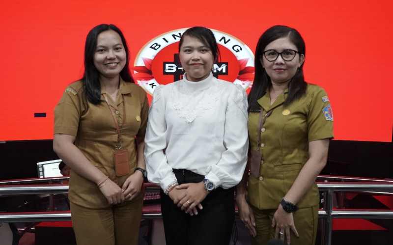 DIGANJAR PENGHARGAAN KALPATARU: Komang Anik Sugiani (tengah), perempuan pegiat lingkungan Buleleng ini menyabet penghargaan Kalpataru 2024. (Foto: Dinas Kominfosanti Buleleng)