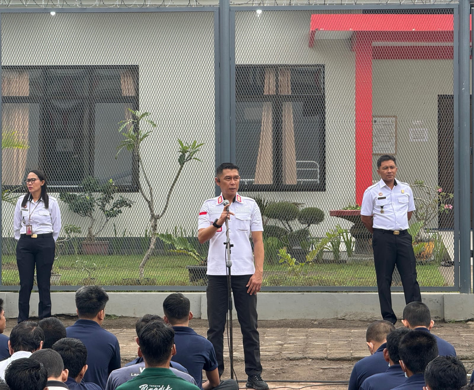 PENGARAHAN: Kalapas Kelas IIA Kerobokan RM. Kristyo Nugroho memberikan pengarahan pada 1.400 warga binaan.