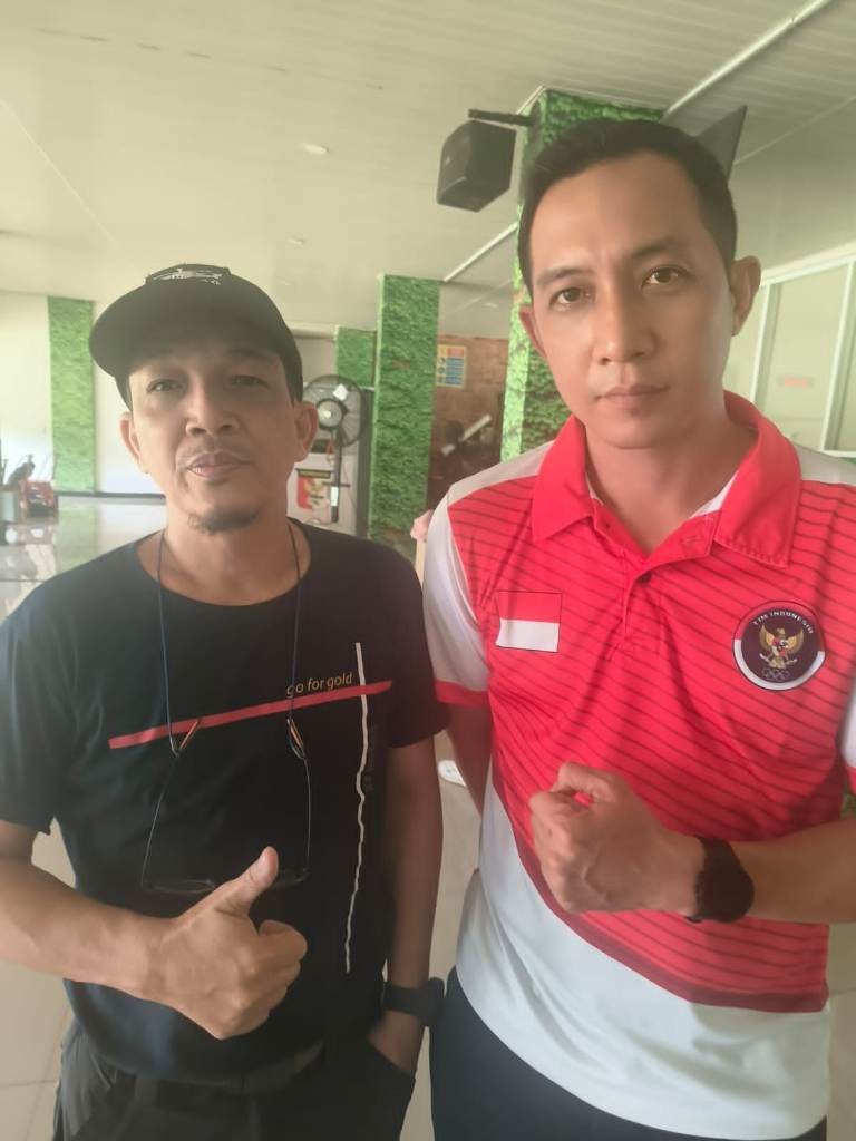 KELUH KESAH: Isrok dan Dewa Putu Yadi Suteja (kanan) berkeluh kesah perihal perhatian KONI Bali.