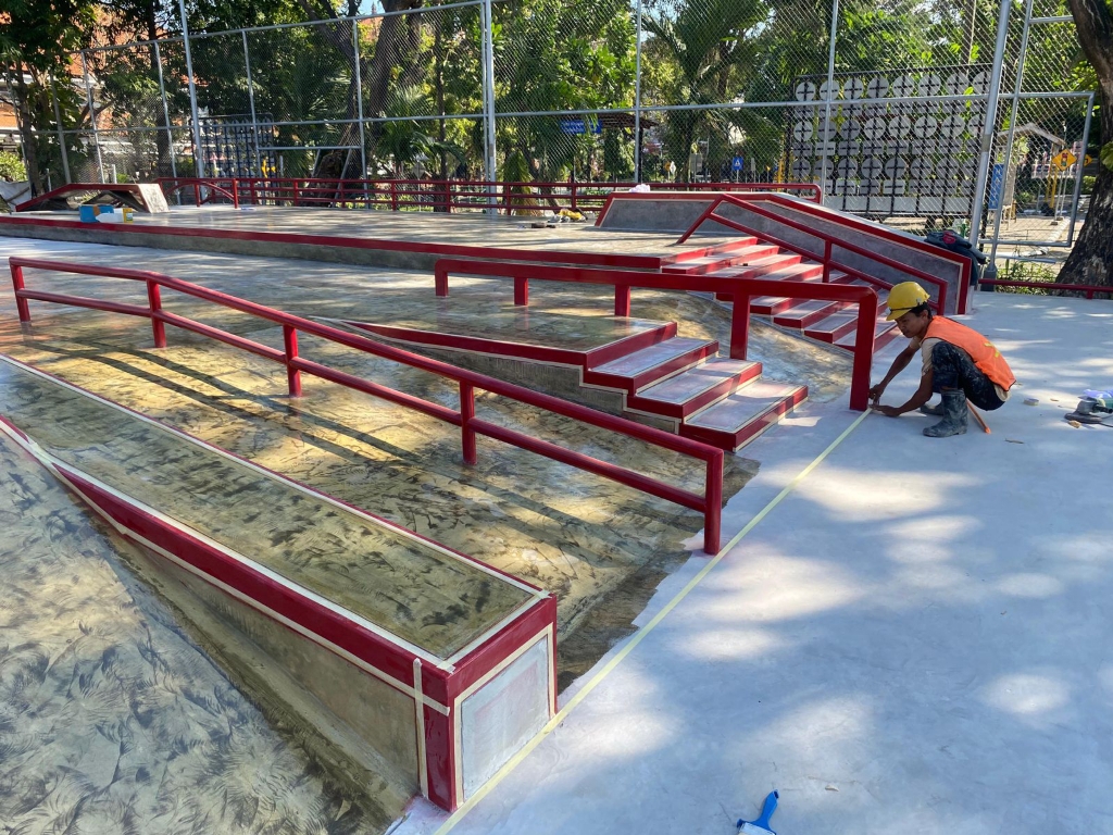 HAMPIR RAMPUNG: Para pekerja tampak melakukan pengerjaan di Skatepark  Lumintang yang sudah mencapai 98 persen pada Rabu, 17 Juli 2024.