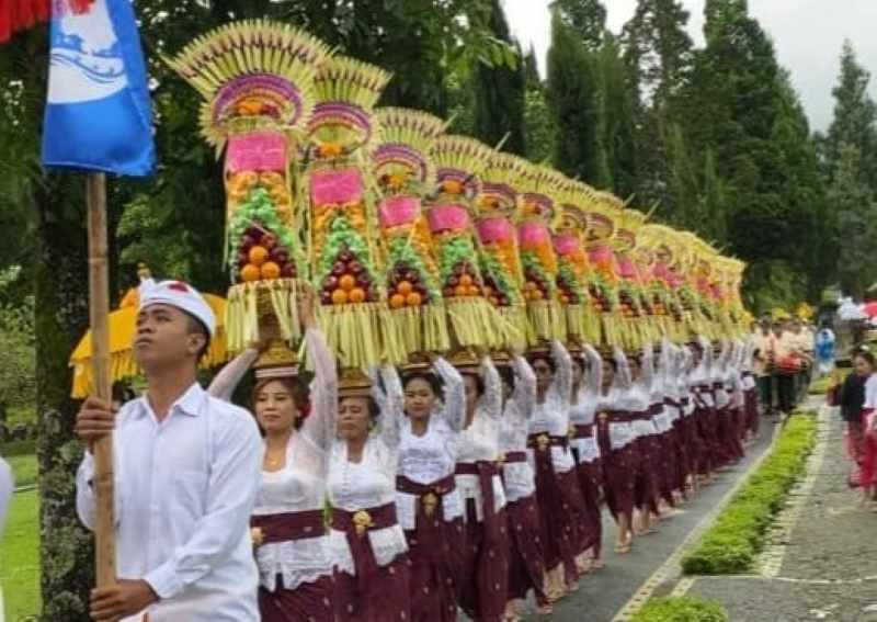 SEMARAK : Parade gebogan yang digelar DTW Ulun, Danu Beratan, Bedugul, Baturiti Tabanan yang digelar pada tahun 2023 lalu. (juliadi/radar bali)