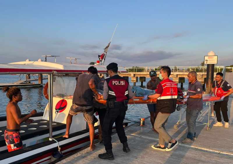 DISELAMATKAN : Turis Tiongkok  yang terjatuh saat berwisata di Pantai Kelingking dievakuasi . (Foto: Polsek Nusa Penida)