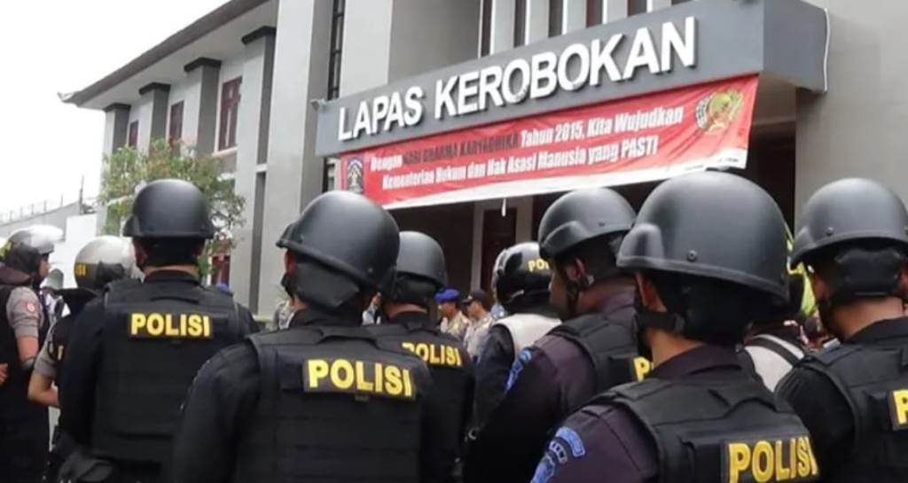 LAPAS KEROBOKAN: Puluhan personel kepolisian melakukan pengamanan usai  penggerebekan alias mengobok-obok isi dalam Lembaga Pemasyarakatan Kelas II A Kerobokan beberapa tahun lalu.