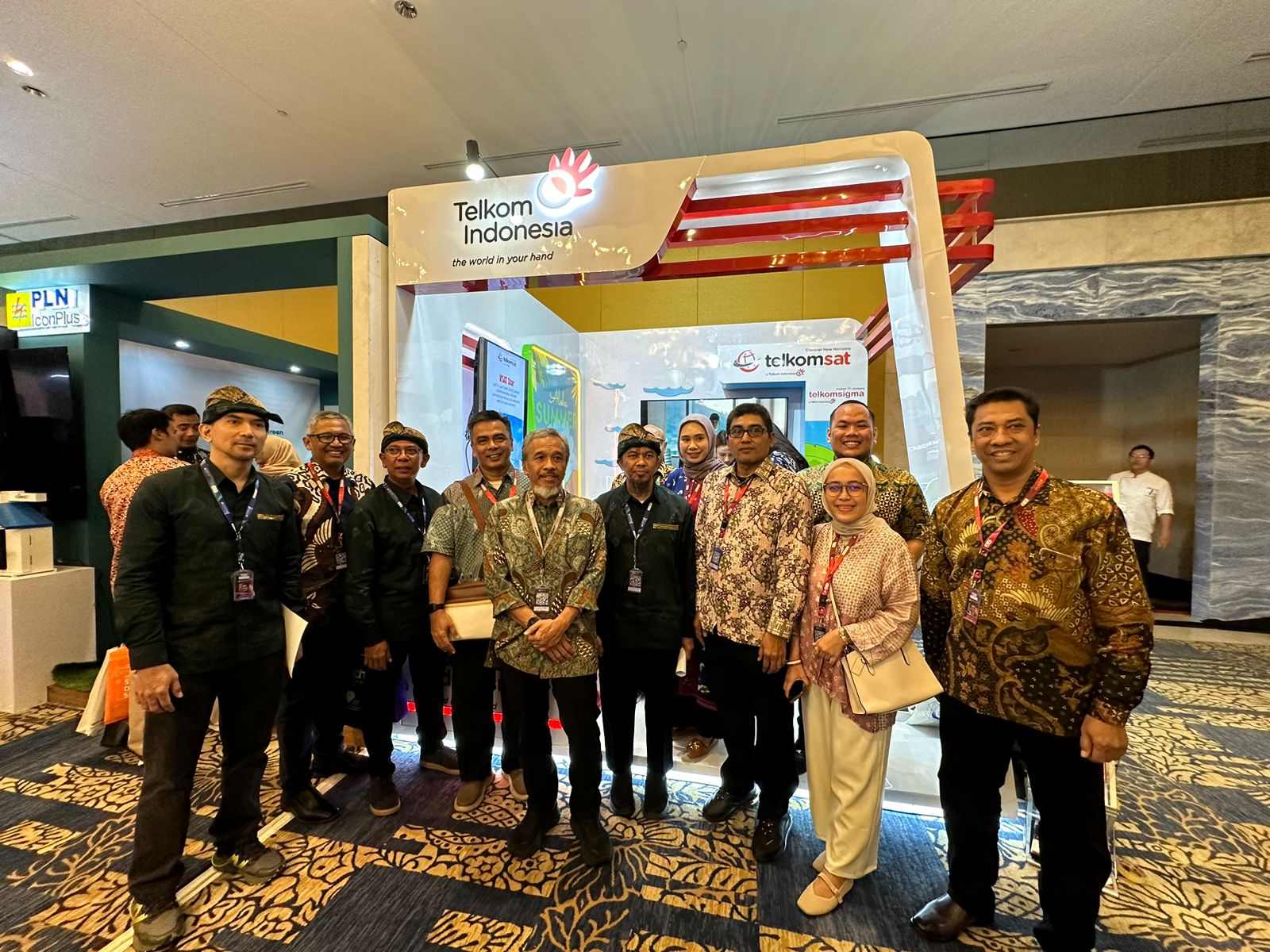 Direktur Teknik & Lingkungan Minyak & Gas Bumi Ditjen Migas Kementerian ESDM, Noor Arifin Muhammad (kelima dari kiri); KaDiv IT SKK Migas, Syukri Waldi (keenam dari kiri); Ketua Raker TI SKK Migas