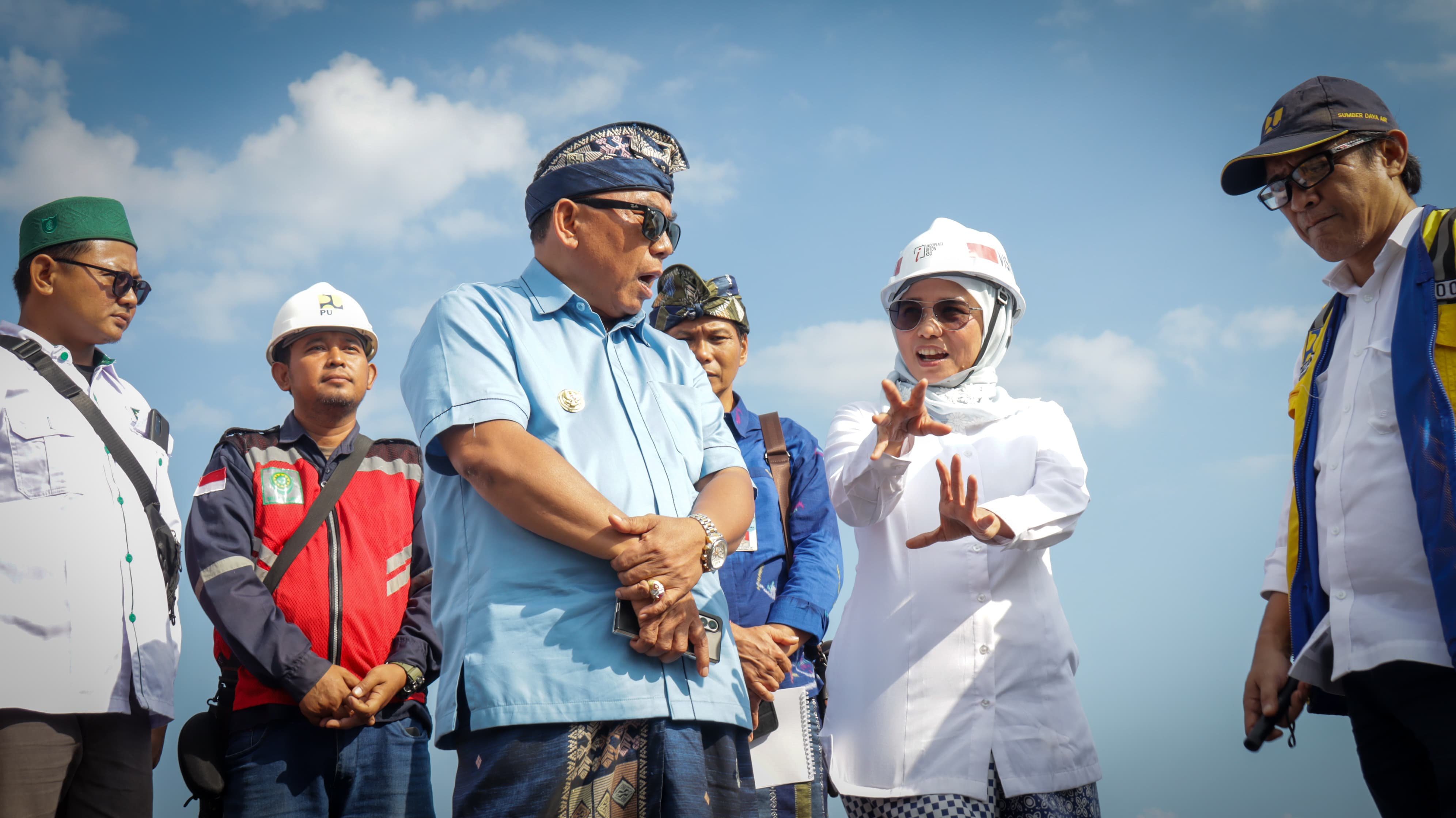 KUNKER : Anggota Komisi V DPR RI Neng Eem Marhamah Zulfa dan Bupati Jembrana I Nengah Tamba saat kunjungan kerja di Pantai Pebuahan, Desa Banyubiru. [Foto Humas Pemkab Jembrana]