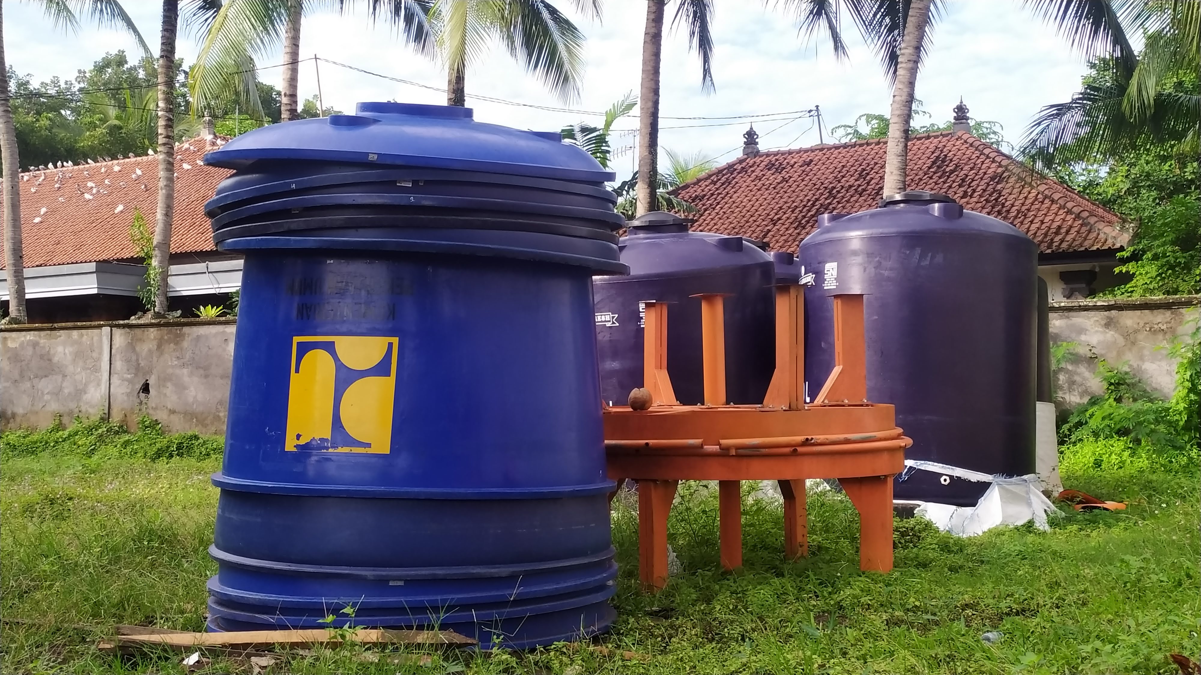 PERSIAPAN HADAPI KRISIS AIR: Tandon air untuk distribusi air bersih di desa rawan krisis air bersih saat musim kemarau. (m.basir/radar bali)