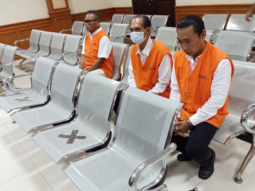 DITUNTUT: Tiga terdakwa kasus korupsi LPD Kedewatan saat akan menjalani sidang di Pengadilan Tipikor Denpasar.