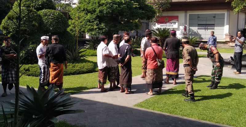 NGELURUK KE PENJABAT BUPATI : Bendesa dan krama desa adat Gianyar saat ke Kantor Bupati Gianyar.( IB Indra Prasetia/Radar Bali)