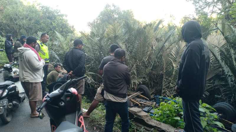 TERGELINCIR : Kondisi truk usai terperosok ke jurang sedalam 10 meter pada Kamis (18/7/2024) saat melintas jalan tanjakan di Banjar Dinas Siladumi, Kecamatan Selat,Karangasem. (Istimewa)