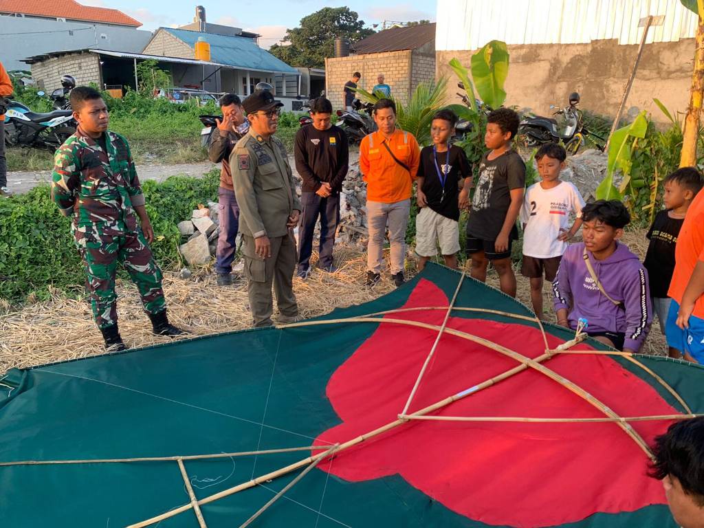 BERI PEMAHAMAN: Satpol PP saat memberikan pemahaman kepada para pemain layang-layang.