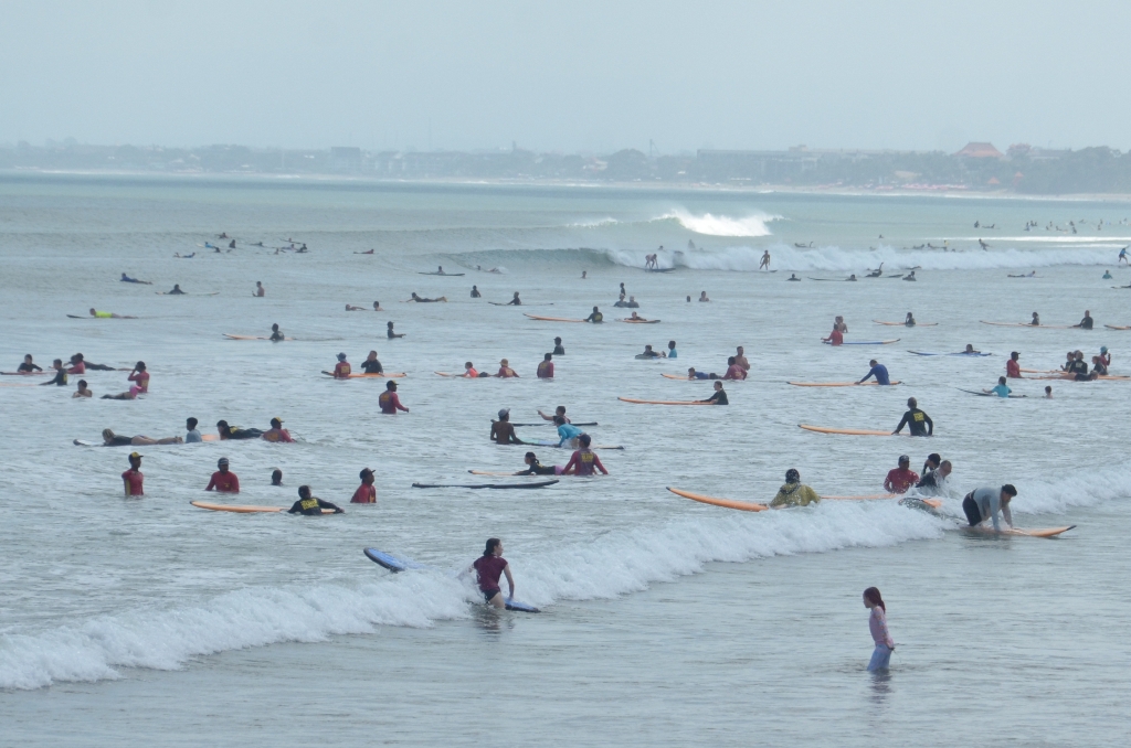 DIKUNJUNGI: Kunjungan wisatawan mancanegara mau pun domestik ramai memadati Pantai Kuta, Sabtu 20 Juli 2024.