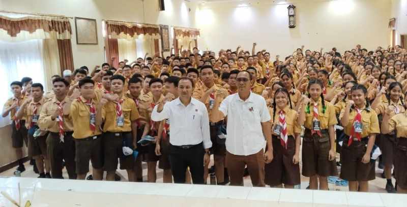 AJAK BERHATI-HATI : Unit IV Tipiter dan PPA Sat Reskrim Polres Buleleng gelar sosialisasi etika bermedia sosial di SMAN 1 Singaraja..( Foto: Polres Buleleng untuk Radar Bali)