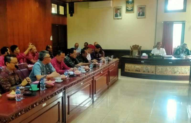 SEMPAT MEMANAS : Suasana rapat DPRD Tabanan dengan TPAD Pemkab Tabanan. (juliadi/radar bali)