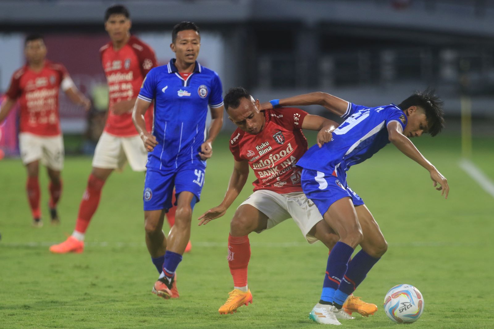 MENGECEKAN: Irfan jaya memcoba merebut bola dari pemain Arema FC Ahmad Maulana syarif (kanan) di laga perdana Piala Presiden di stadion Kapten I Wayan Dipta Gianyar, 21 Juli 2024