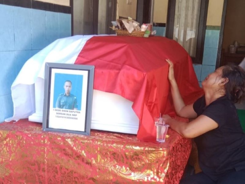 DITANGISI: Keluarga prajurit TNI I Gede Didin Saputra saat di rumah duka ditangisi oleh keluarganya.
