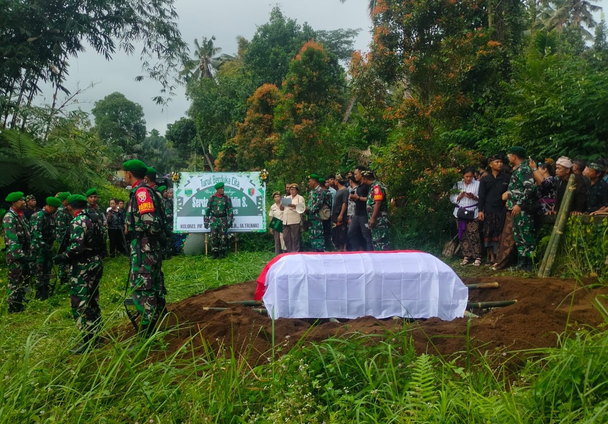 TIDAK WAJAR: Pemakaman prajurit TNI asal Bali,  Serda I Gede Didin Saputra  meninggal ketika bertugas di Batalyon Papua