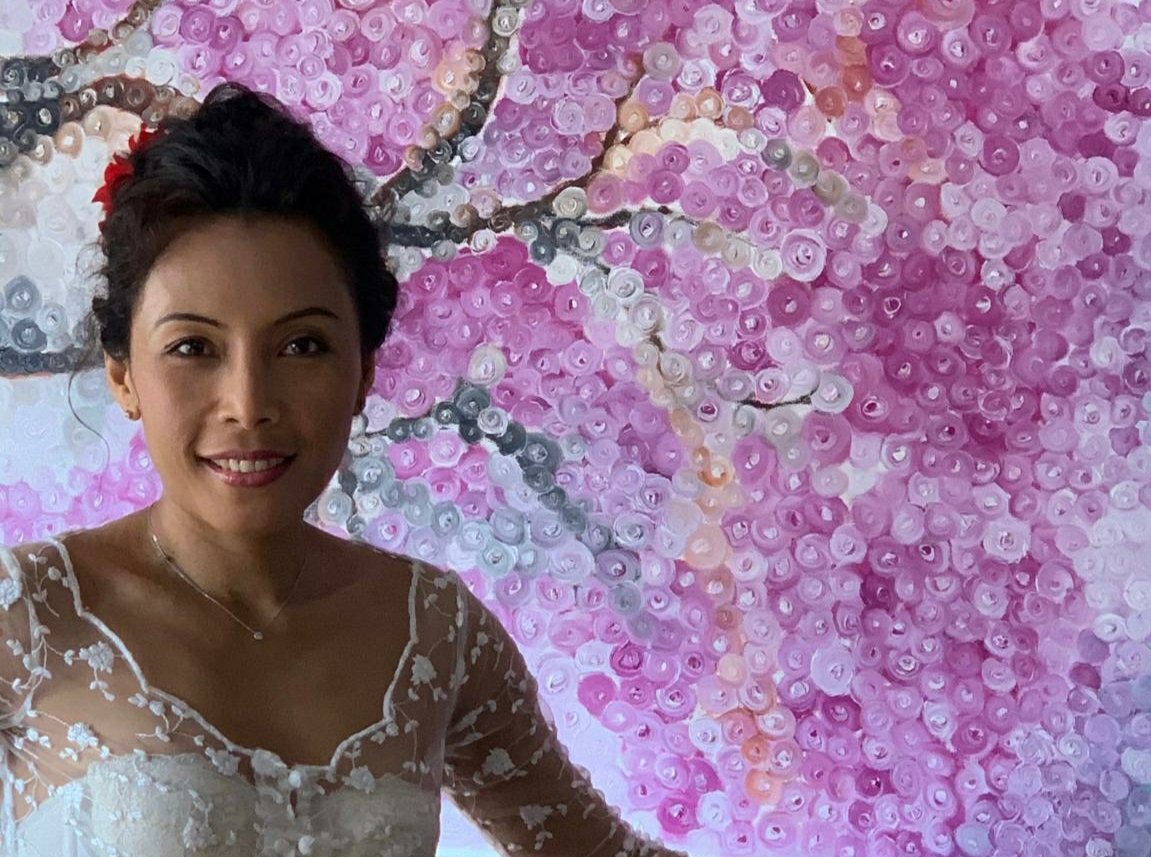 KARYA EKSPRESI: Rosi dengan latar karya lukis warna sebagai ekspresi perasaan dan semangat hidupnya selama ini.