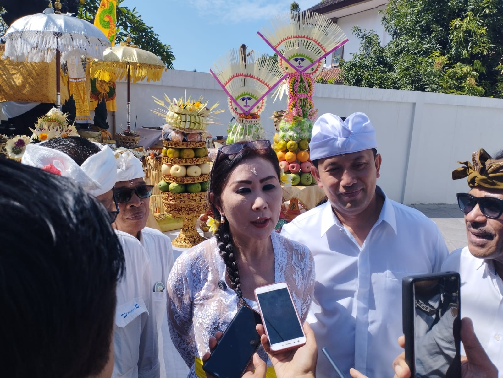 CARI FIGUR: Ketua DPW Partai NasDem Bali Julie Laiskodat (tengah) yang masuk KIM Plus belum menentukan sikap di Pilgub Bali