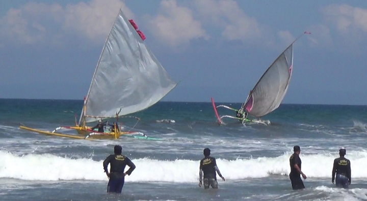 MUSIM ANGIN: Perahu layar yang dilombakan dalam rangka tahun baru Islam dan petik laut