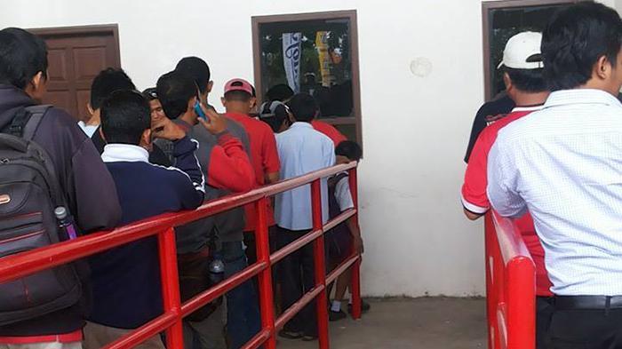 TARIF NAIK: Suasana antrean tiket di Stadion Kapten I Wayan Dipta Gianyar