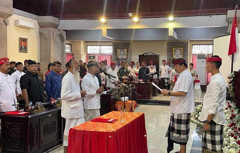 SUMPAH PAW : I Gusti Ngurah Mahardika diambil sumpah sebagai anggota DPRD Tabanan melalui proses pergantian antar waktu (PAW) di Gedung DPRD Tabanan. (foto:juliadi)