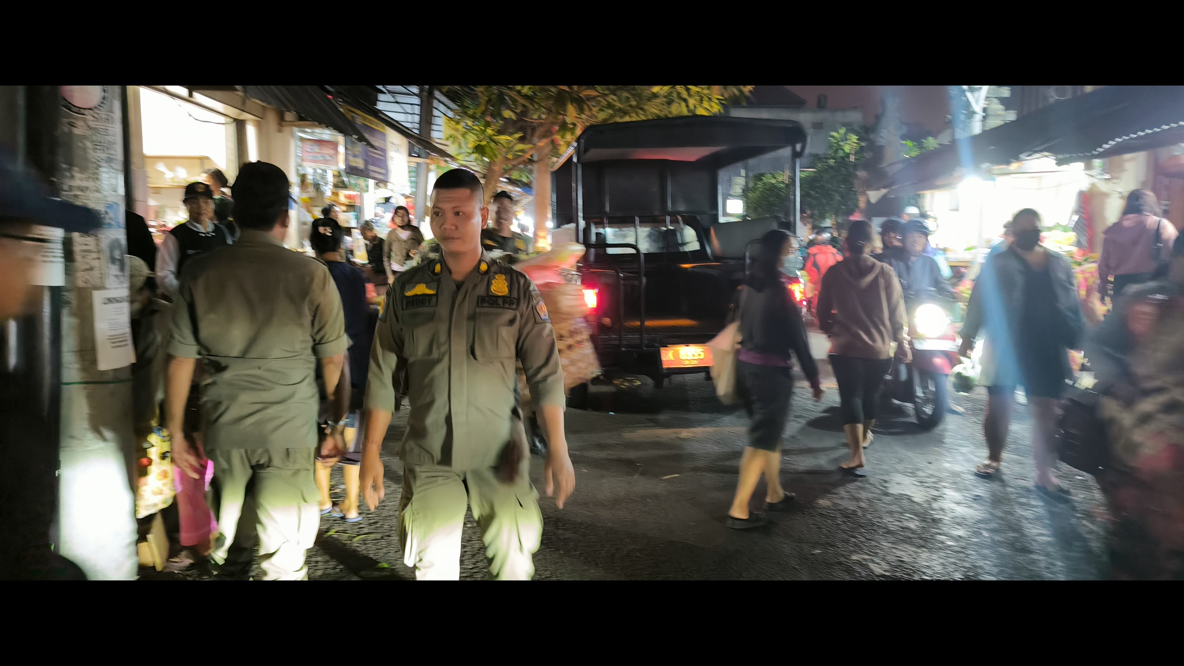 PENERTIBAN: Satpol PP Kota Denpasar melakukan penertiban pedagang yang berjualan di badan jalan dan trotoar sekitar Pasar Phula Kerti dan Pasar Sanglah pada Sabtu (20/7).
