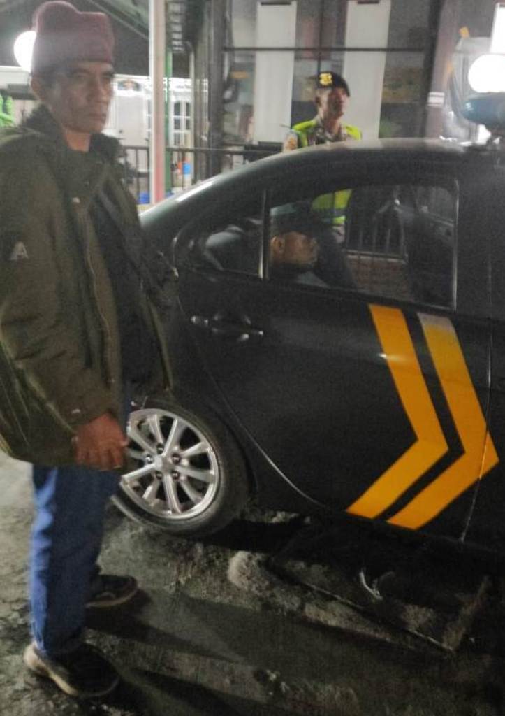 DIAMANKAN: Pelaku pengancaman  bersama barang bukti saat diamankan polisi.