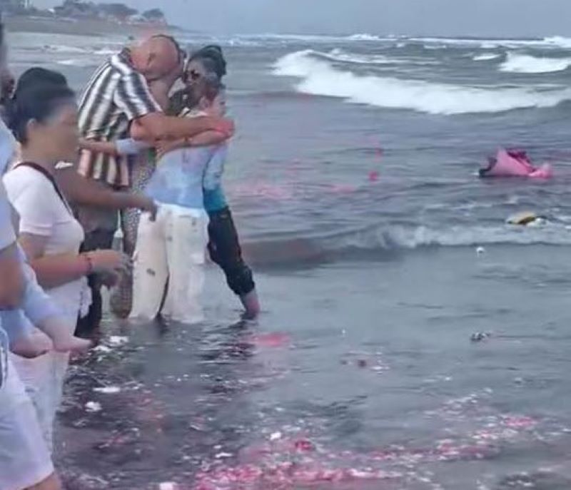 BERDUKA: Istri mendiang Papa Dali, Jenifer Coppen melarung abu jenazah suaminya ke Pantai Lembeng