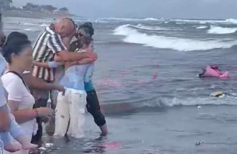 LARUNG ABU JENAZAH : Istri mendiang Papa Dali, Jenifer Coppen melarung abu jenazah suaminya ke Pantai Lembeng.(istimewa)