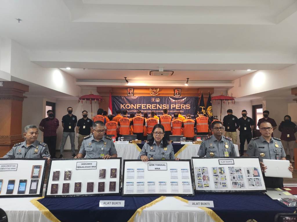 MERILIS: Imigrasi saat merilis puluhan WNA yang melakukan pelanggaran di Bali pada Senin 22 Juli 2024.