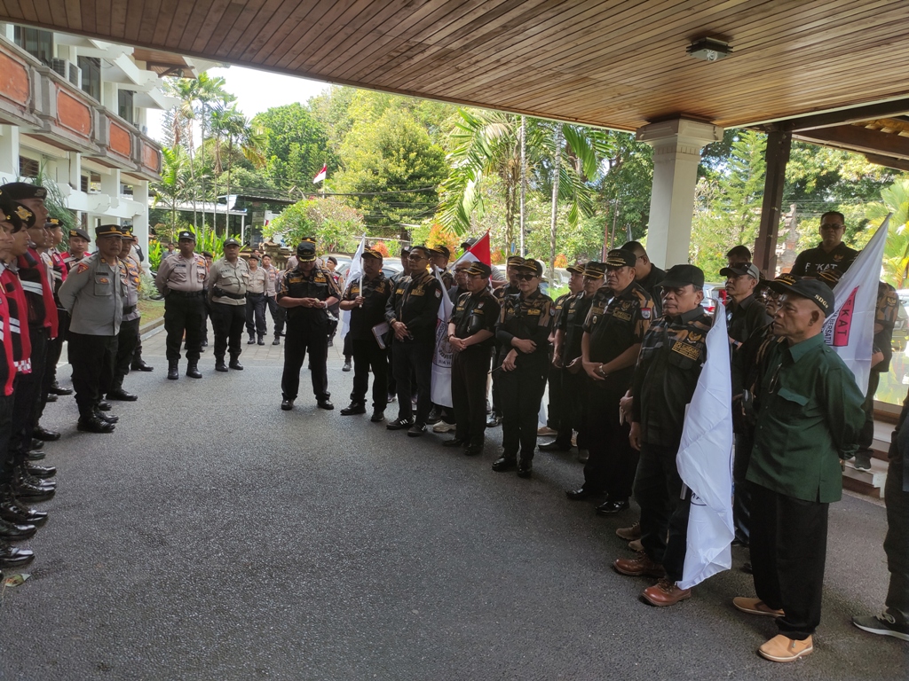 AKSI DAMAI: Puluhan anggota PEKAT melakukan aksi damai dikawal ketat aparat