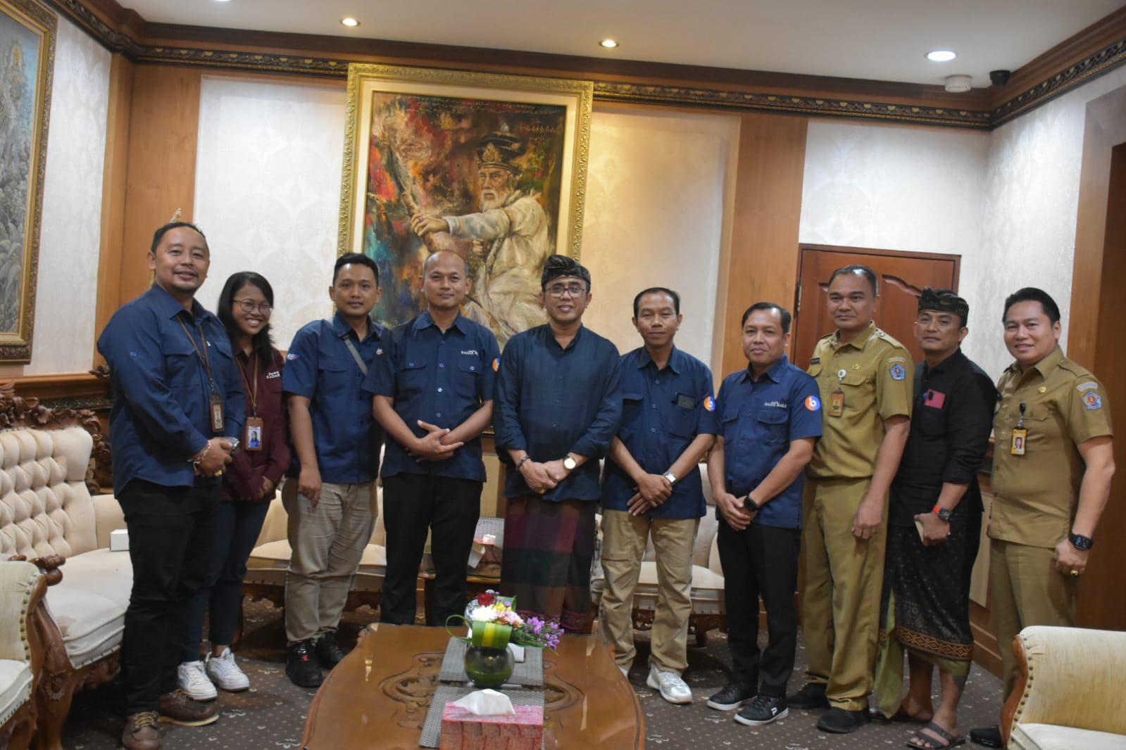 SUPPORT: Wali kota Denpasar, IGN Jaya Negara (tengah) mensuport upaya panitia Tukad Badung Bersih.