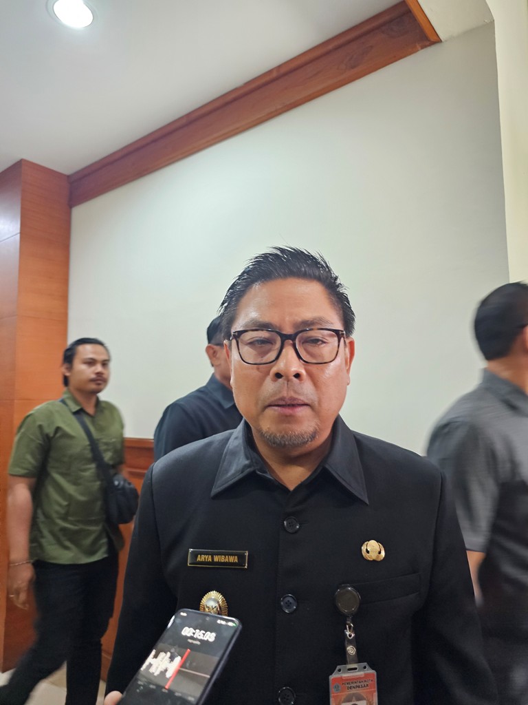MENOLAK: Wakil Wali Kota Denpasar Kadek Agus Arya Wibawa menyatakan Wali Kota menolak pembangunan beach club Sanur saat ditemui usai sidang paripurna di Kantor DPRD Kota Denpasar.