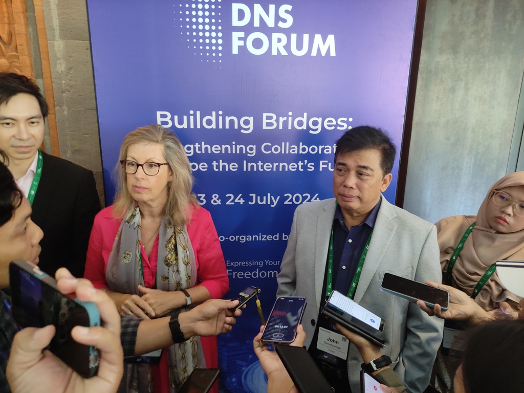 EVENT: Ketua PANDI, John Sihar Simanjuntak (kanan) ditemui di sela kegiatan Asia Pacific Domain Name System Forum 2024 di Nusa Dua, Kuta Selatan, Badung pada Selasa, 23 Juli 2024.