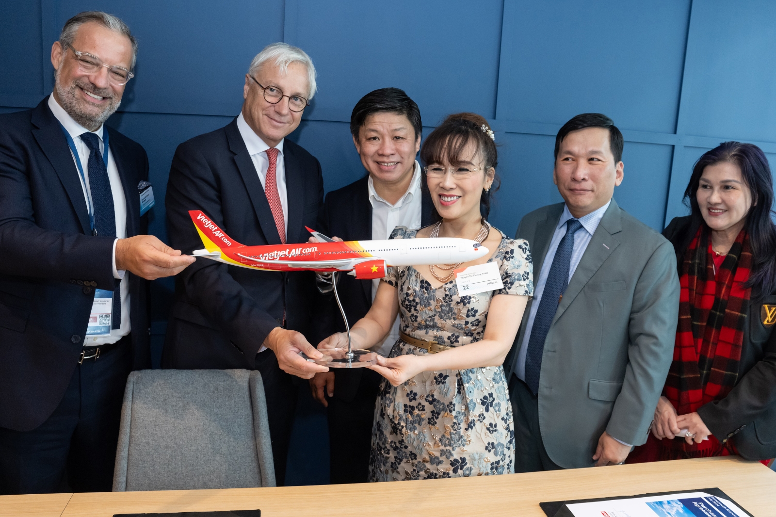 KESEPAKATAN: Penandatanganan kontrak Vietjet dan Airbus di Farnborough International Airshow 2024 di London, Inggris. (Vietjet)