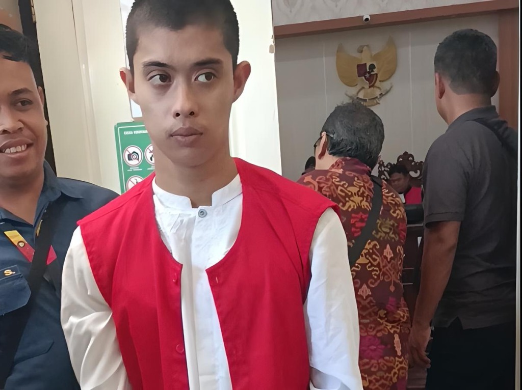 JADI PESAKITAN: Terdakwa Amrin Al Rasyid Pane menjalani sidang perdana di PN Denpasar, Selasa 23 Juli 2024.