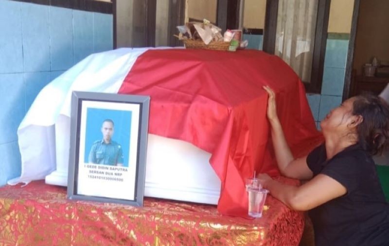 JANGGAL: Almarhum anggota Kodam IX Udayana I Gede Didin Saputra saat disemayamkan di rumah duka sebelum pemakaman, dicurigai tak wajar oleh keluarganya.