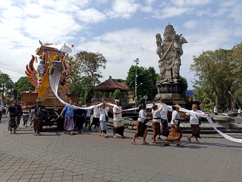 NGABEN: Proses ngaben di Catur muka hendak menuju Setra Badung, Rabu 24 Juli 2024.