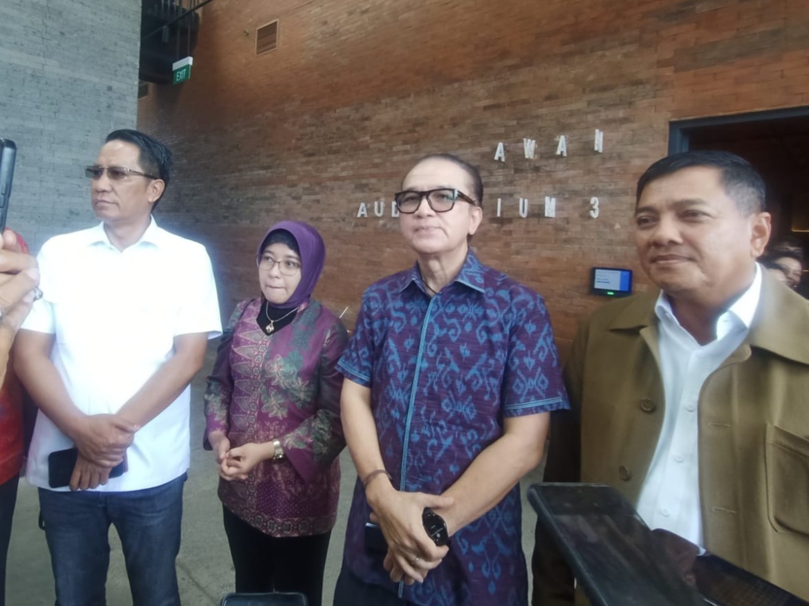 Presiden UID Kura-kura Bali Campus Tantowi Yahya (dua dari kanan) bersama anggota DPR RI, DPD RI, dan Bappenas di KEK Kura-kura Bali (24/7/2024). (Ari Rismaya Dewi/Radar Bali)