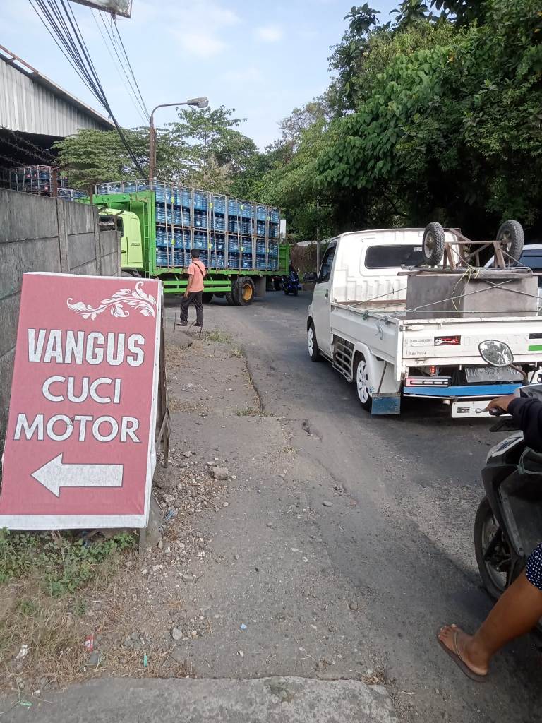 RUSAK: Jalan Raya Mambal mengalami kerusakan bergelombang yang belum tersentuh perbaikan.