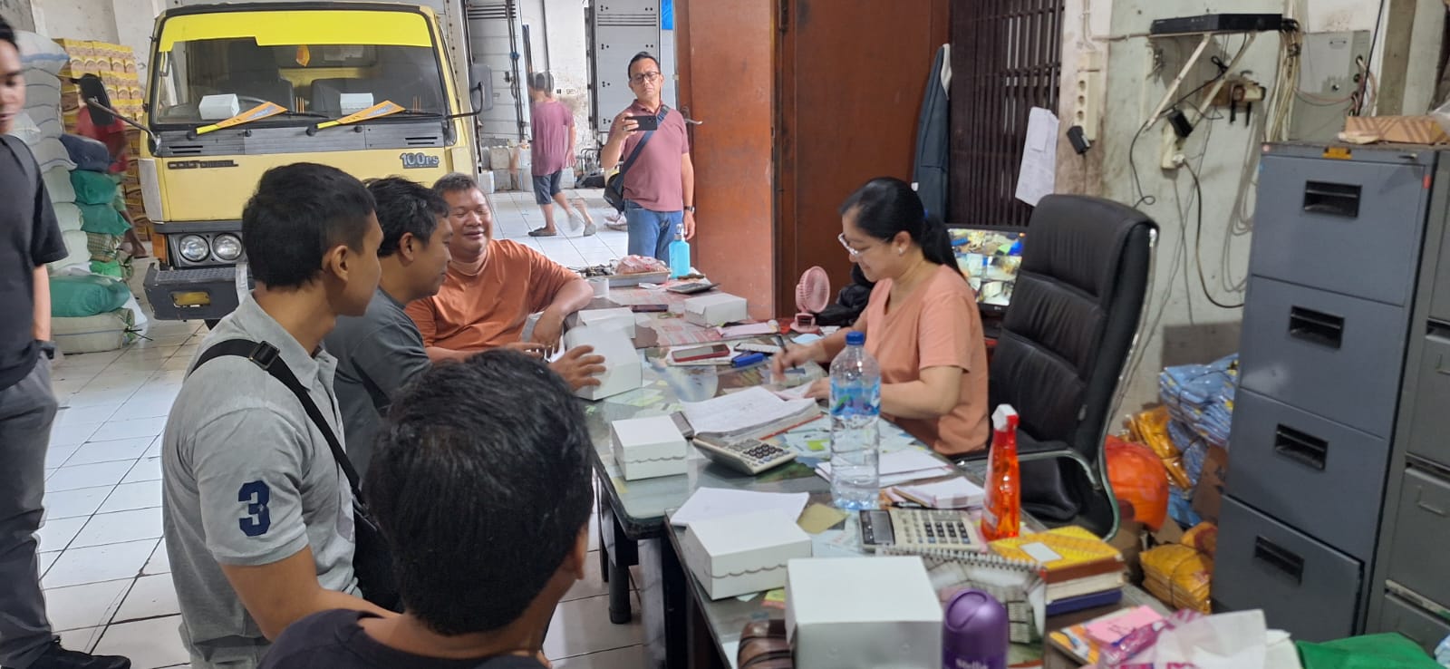 STOK AMAN: Tim Dit Intelkam Polda Bali melakukan monitpring di Gudang Sembako PT Jaya Santosa Penatih Denpasar untuk memastikan stok pangan aman.
