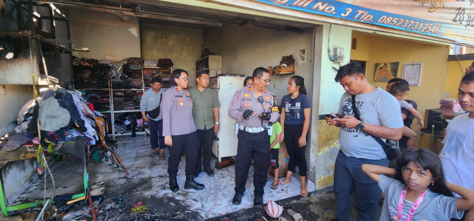 HANGUS: Polsek Denbar Melakukan olah TKP kebakaran di rumah toko (ruko) di Jalan Gunung Karang III No. 3, Desa Pemecutan Kelod, Denpasar Barat, Selasa (23/7/2024)