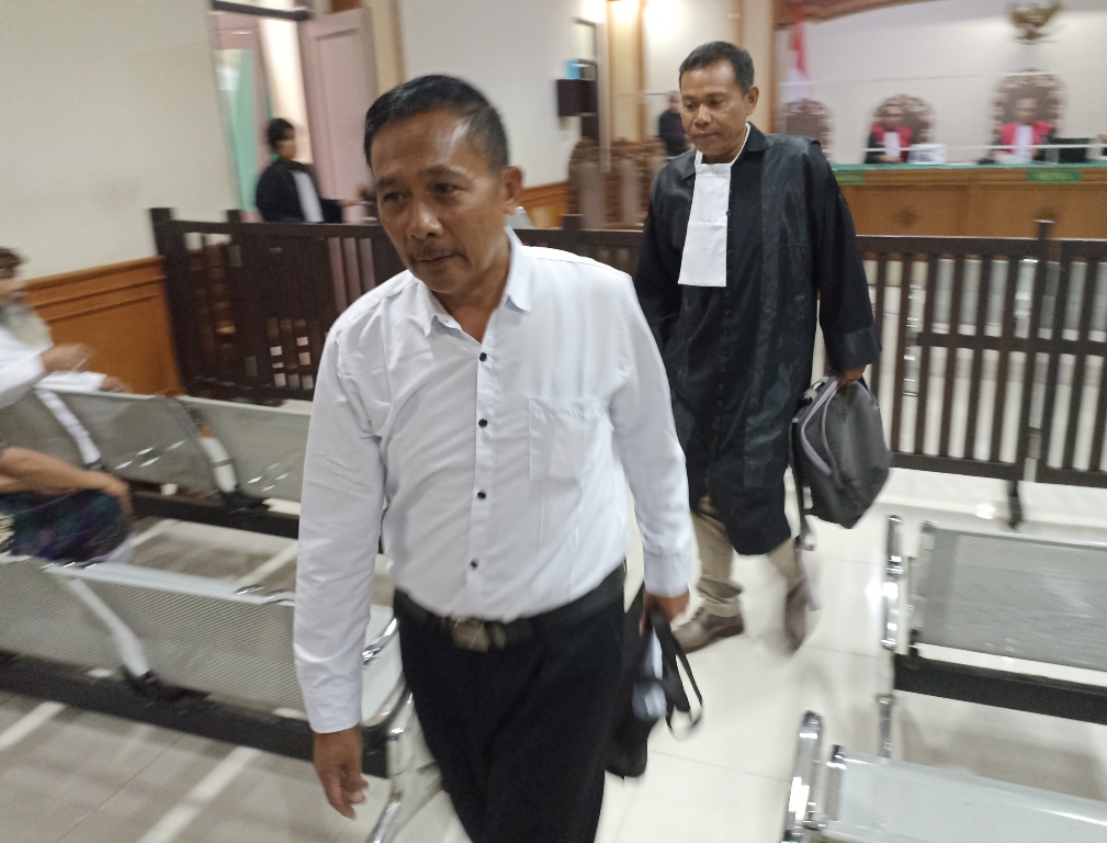TOLAK: Majelis hakim Pengadilan Tipikor Denpasar, yang diketuai Agung Made Aripathi Nawaksara menolak eksepsi yang diajukan terdakwa mantan Ketua LPD Desa Adat Gulingan, Mengwi, I Ketut Rai Darta.