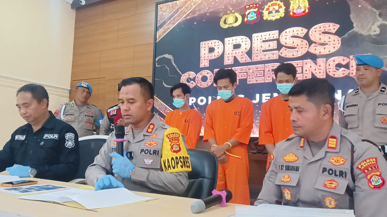 KENA BATUNYA : Tiga dari empat tersangka pelemparan mobil di Jalan Denpasar - Gilimanuk. (m.basir/radar bali)